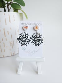 Image 2 of Warm Spring Daisys