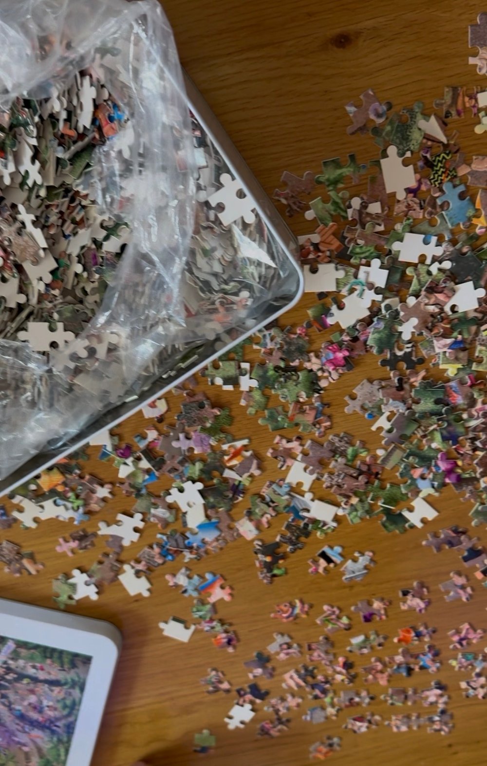 Image of Honcho 2025 2000 pcs Jigsaw puzzle with tin