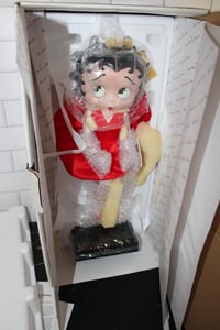 Image 5 of Vintage 1995 Danbury Mint Betty Boop Toast Town Porcelain Doll IOB