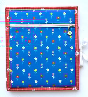 Image of Simple Stitching Organizer/12 Bobbin Pockets and 1 Vinyl Pocket/Bee Mine