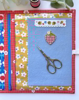 Image of Simple Stitching Organizer/12 Bobbin Pockets and 1 Vinyl Pocket/Bee Mine