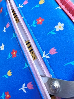 Image of Simple Stitching Organizer/12 Bobbin Pockets and 1 Vinyl Pocket/Bee Mine