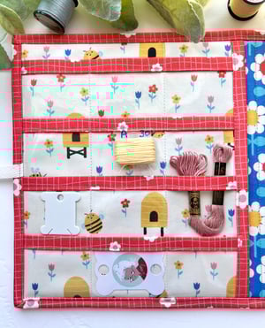 Image of Simple Stitching Organizer/12 Bobbin Pockets and 1 Vinyl Pocket/Bee Mine
