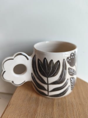 Image of     tasse anse fleuri
