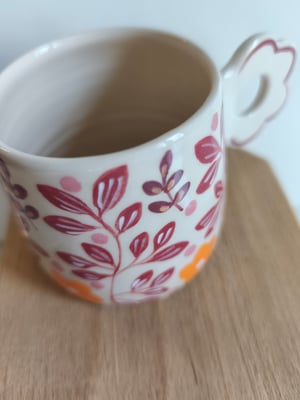 Image of  tasse anse fleur orange, bordeau 