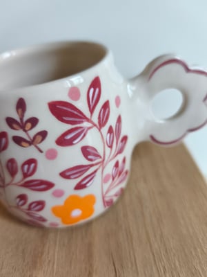 Image of  tasse anse fleur orange, bordeau 