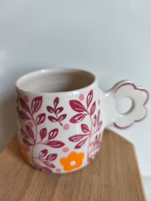 Image of  tasse anse fleur orange, bordeau 