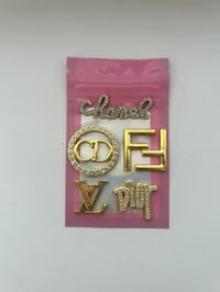 5x mixed gold metal charms,