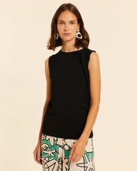 Image 2 of Top con detalle en hombro negro de Pepaloves