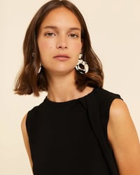 Image 1 of Top con detalle en hombro negro de Pepaloves