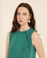 Image 1 of Top con detalle en hombro verde de Pepaloves