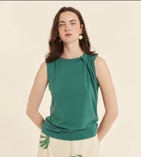 Image 2 of Top con detalle en hombro verde de Pepaloves