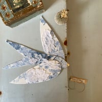 Image 1 of Dans sa robe fleurie 