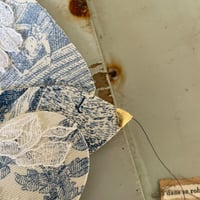 Image 4 of Dans sa robe fleurie 