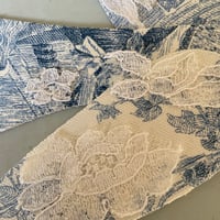 Image 5 of Dans sa robe fleurie 