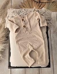 Image 2 of Newborn onesie for photoshoot | Bill | beige | fotorequisiten | accessoires photo