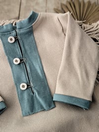 Image 4 of Photo prop | Newborn boys romper Alex | beige | dusty blue