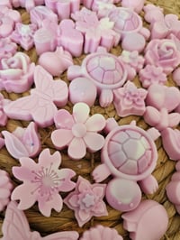 Image 2 of Aloha Blooms -A Rocky Top Wax Works exclusive custom houseblend fragrance 