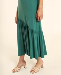 Image 4 of Vestido maxi con volante asimétrico verde