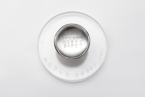 Image of "The sky is clearly open" silver ring with rock crystal · CAELUM CERTE PAPET ·