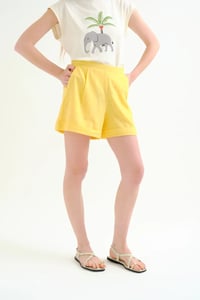 Image 1 of Shorts 100% algodón color amarillo