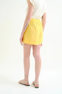 Image 2 of Shorts 100% algodón color amarillo