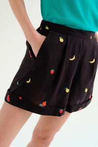 Image 1 of  Shorts 100% algodón negro con bordado de frutas