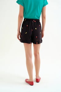 Image 4 of  Shorts 100% algodón negro con bordado de frutas