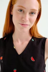 Image 3 of Top negro con bordados de frutas