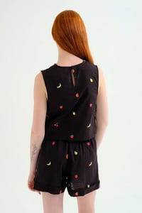 Image 2 of Top negro con bordados de frutas