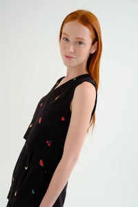 Image 5 of Top negro con bordados de frutas