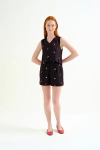 Image 4 of Top negro con bordados de frutas