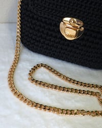 Image 4 of Bolso Tejido Negro con Herrajes Dorados