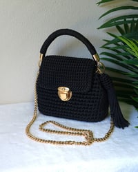 Image 2 of Bolso Tejido Negro con Herrajes Dorados