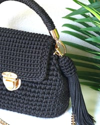 Image 3 of Bolso Tejido Negro con Herrajes Dorados