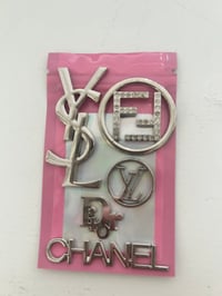 5x Mixed silver metal charms..