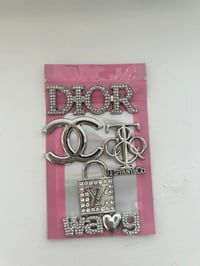 5x mixed silver metal charms.