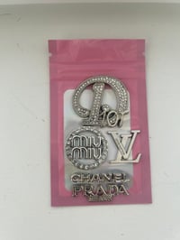 5x silver mixed metal charms.