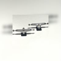 Image 1 of XOANA trucks SILVER/BLACK 34mm