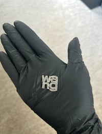 1x silver diamanté wang metal charm.