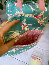 Image 3 of Lisa – Pochette plate pour accessoires de tricot, crochet et broderie (Hirondelles)