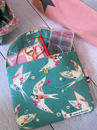 Image 2 of Lisa – Pochette plate pour accessoires de tricot, crochet et broderie (Hirondelles)