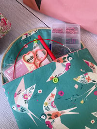 Image 5 of Lisa – Pochette plate pour accessoires de tricot, crochet et broderie (Hirondelles)