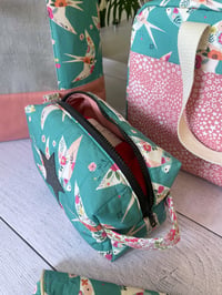 Image 4 of Luna- Trousse à projet taille S: Hirondelles et Liberty