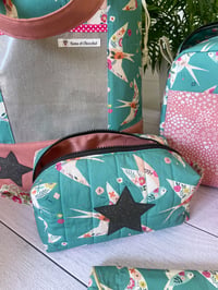 Image 5 of Luna- Trousse à projet taille S: Hirondelles et Liberty