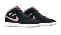 Jordan 1 mids (pre owned) 7/10