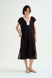 Image 2 of Kaftán largo negro con crudo