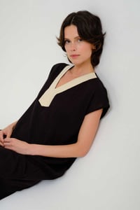 Image 1 of Kaftán largo negro con crudo