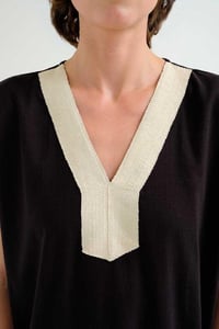 Image 4 of Kaftán largo negro con crudo