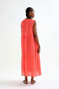 Image 4 of Vestido  largo playero con estampado ondas rosa y rojo